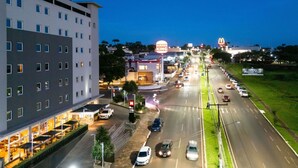 A hotel with a flat-roof structure, a Burger King, and a McDonald's across the street. - ibis Ourinhos (Ourinhos)