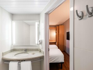 Standard Twin Room, 2 Twin Beds | Minibar, soundproofing, iron/ironing board, free WiFi - ibis Ourinhos (Ourinhos)