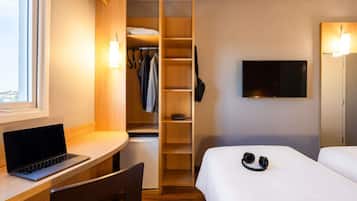 Quarto duplo standard, 2 camas de solteiro | Frigobar, quartos à prova de som, ferros/tábuas de passar roupa