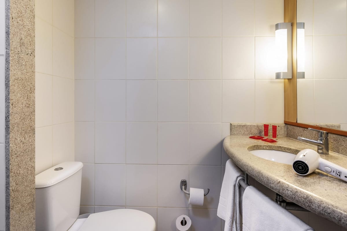 Minibar, desk, soundproofing, iron/ironing board