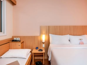Standardzimmer, Mehrere Betten | Minibar, Schreibtisch, schallisolierte Zimmer, Bügeleisen/Bügelbrett