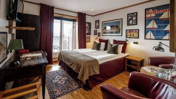 Dobbeltrom – standard (SPA Excluded) | Minibar, safe på rommet, skrivebord og blendingsgardiner