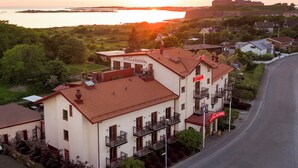 Un hotel con techo rojo, balcones y un letrero que dice "HOTEL HAVANNA".