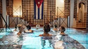 Una piscina con paredes de azulejos y una bandera.