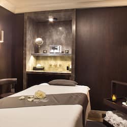 Een sauna, een bubbelbad, een stoombad, lichaamsbehandelingen