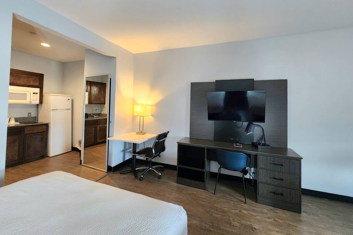 Pillow-top beds, desk, soundproofing, iron/ironing board