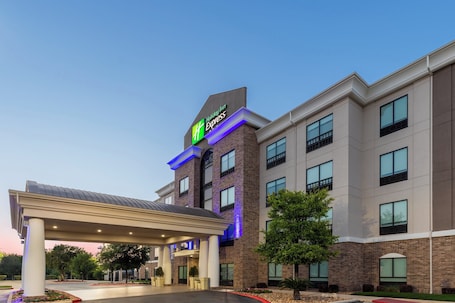 Exterior. Holiday Inn Express & Suites San Antonio - Frost Bank Ctr