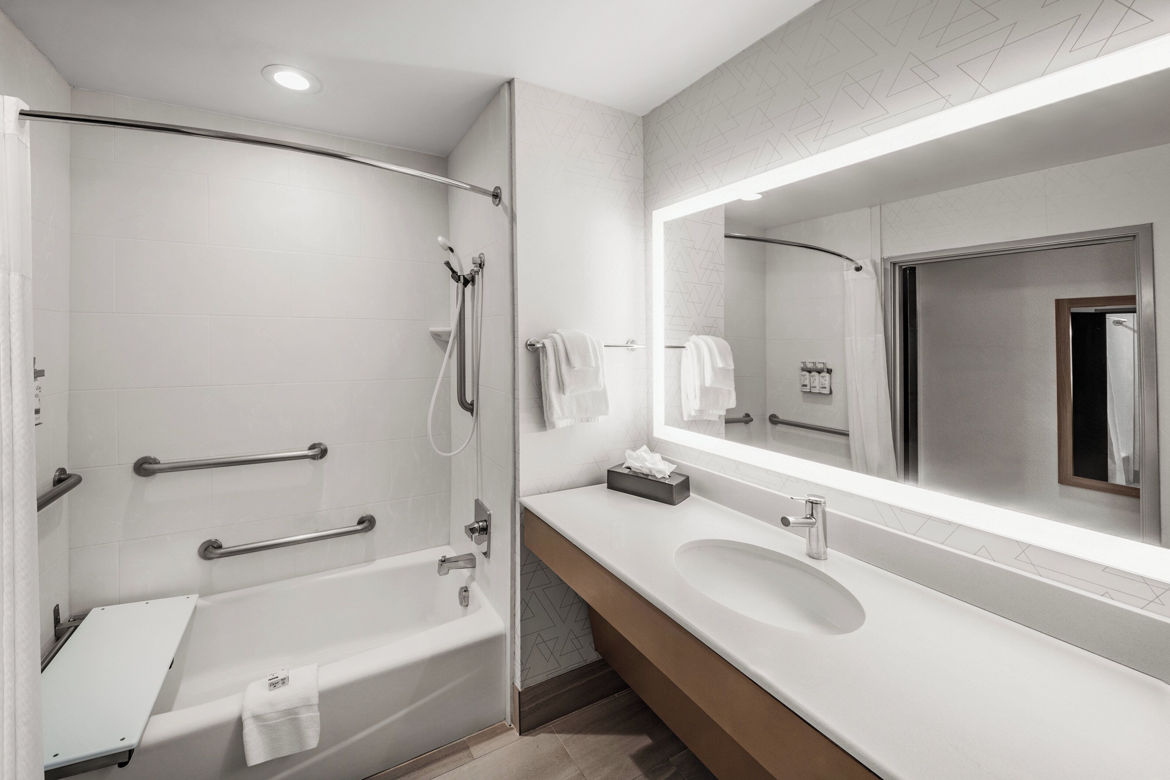 Photo - Holiday Inn Express & Suites San Antonio - Frost Bank Ctr