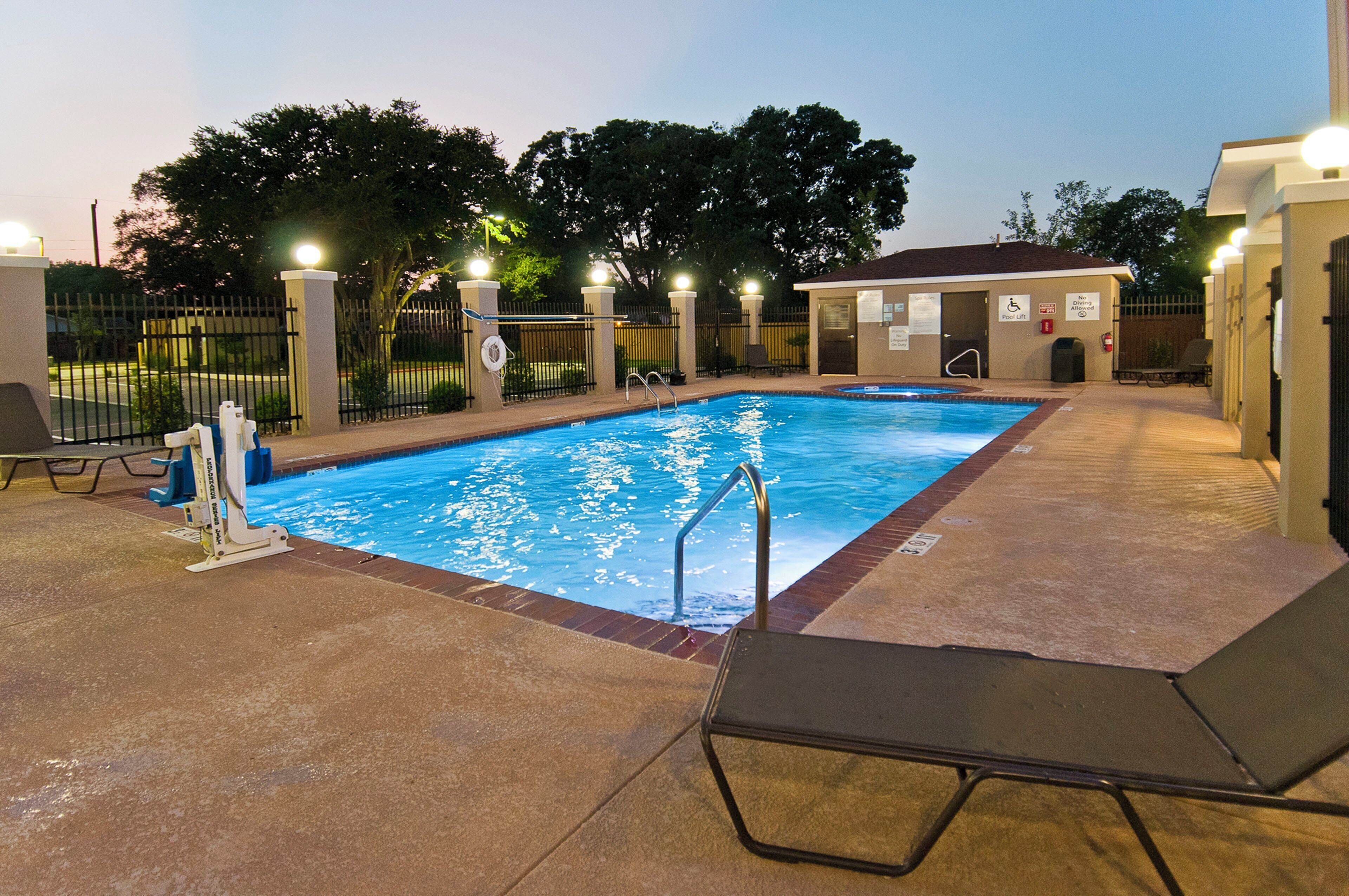 Photo - Holiday Inn Express & Suites San Antonio Se By At&t Center