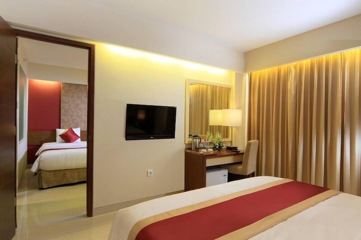 Superior Connecting Room  | Premium bedding, pillowtop beds, in-room safe, desk