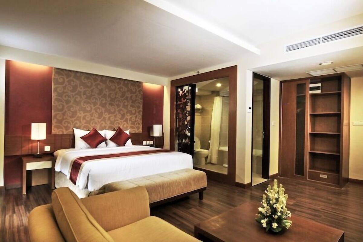 Suite | Premium bedding, pillowtop beds, in-room safe, desk