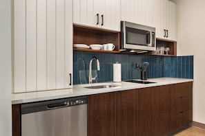 Fridge, microwave, stovetop, dishwasher