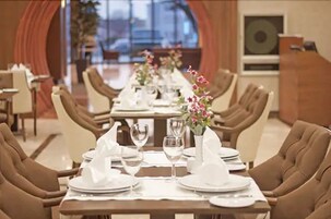 2 restaurantes; se sirve desayuno, almuerzo, cena y brunch