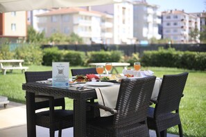 2 restaurants, breakfast, lunch, dinner served; Turkish cuisine 