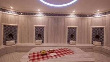 Een sauna, een bubbelbad, een stoombad, een Turks bad/hammam