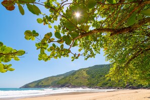 On the beach, white sand, sun loungers, scuba diving - Pousada Canto Bravo (Ilhabela)