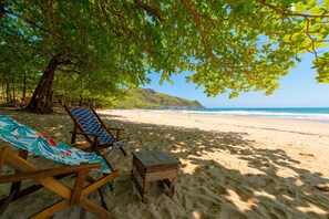 På stranden, hvit sand, solsenger og fridykking