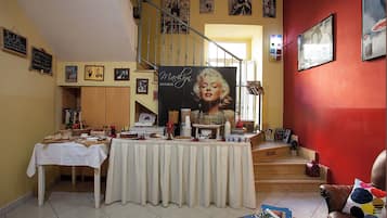 Breakfast (EUR 5 per person)