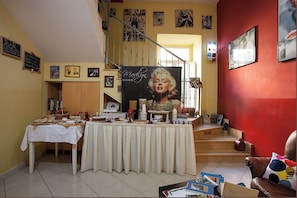 Breakfast (EUR 5 per person)