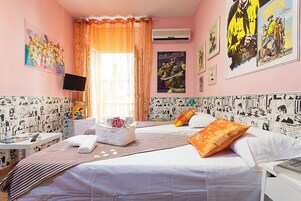 Standardrum - 2 enkelsängar | Minibar, individuell inredning, unika möbler och skrivbord