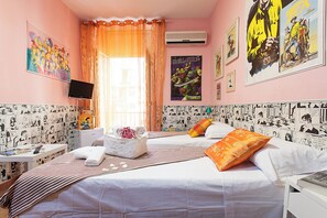 Habitación estándar, 2 camas individuales | Minibar, decoración individual, mobiliario individual y escritorio