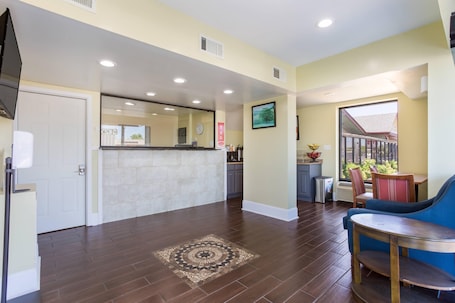 Vestíbulo. Econo Lodge Gallatin - Metro Nashville