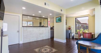 Econo Lodge Gallatin - Metro Nashville