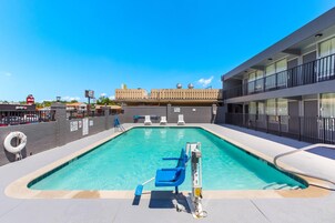 Una piscina al aire libre de temporada