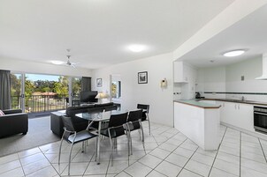 Standard Apartment, 2 Bedrooms (2 Queen Beds) | In-room dining