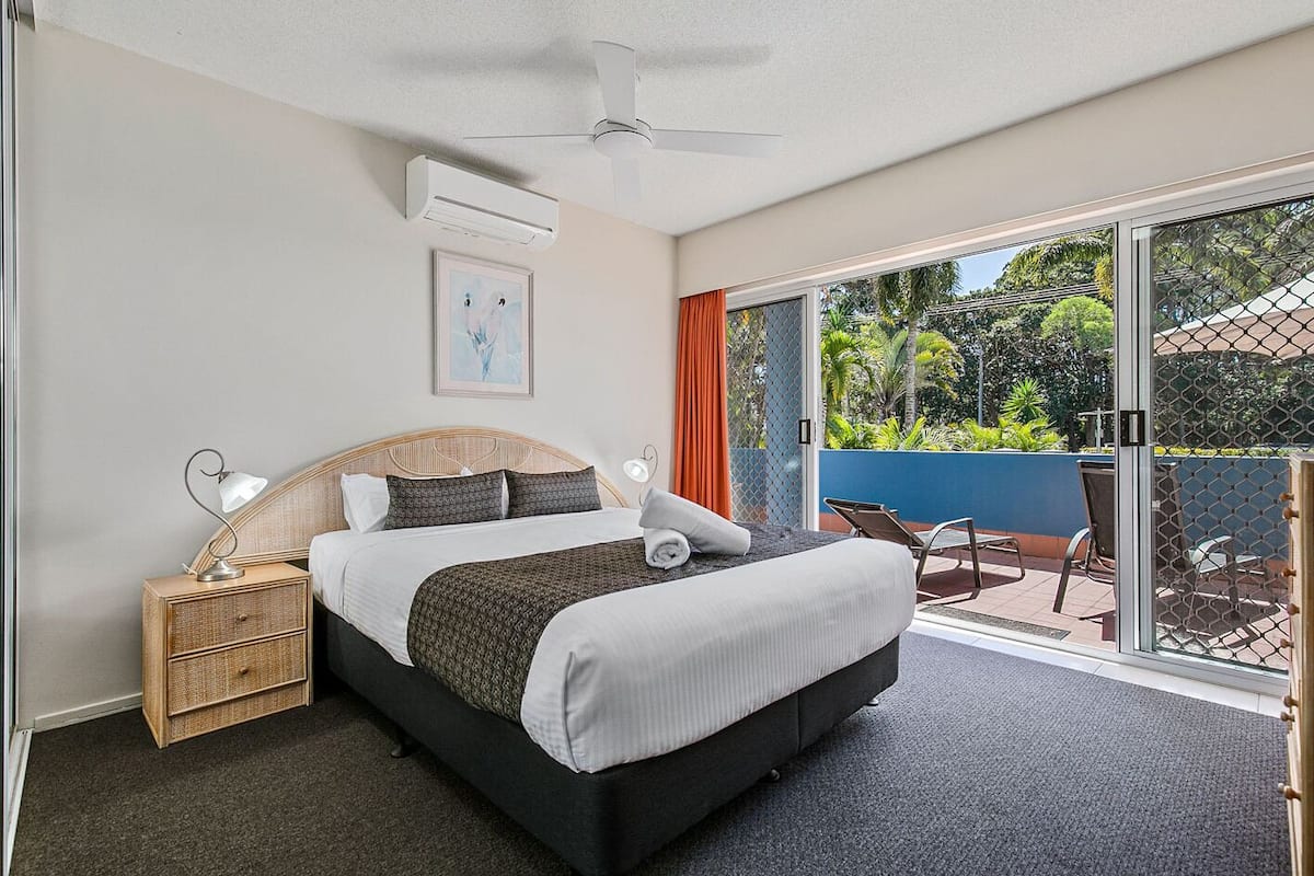 Apartemen Standar, 3 kamar tidur, pemandangan kolam renang | Kedap suara, setrika/meja setrika, dan Wi-Fi gratis