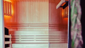 Una sauna con bancos de madera y piso de baldosas.