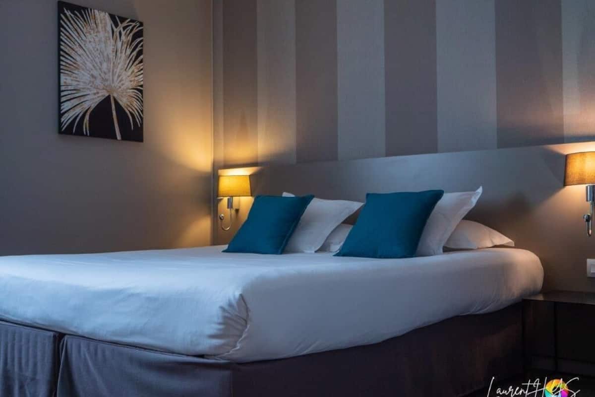 comfort room | desk, soundproofing, free wifi, bed sheets