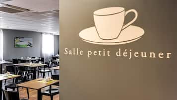 Interior de una cafetería con mesas y sillas, una ilustración de una taza en la pared y un cuadro colgado.