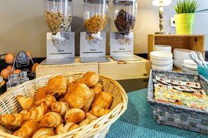 Petit déjeuner buffet servi tous les jours en supplément
