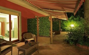 Dobbeltrom, terrasse, hageutsikt | Terrasse/patio