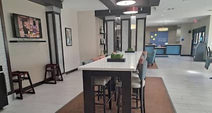 Holiday Inn Express Kenedy by IHG