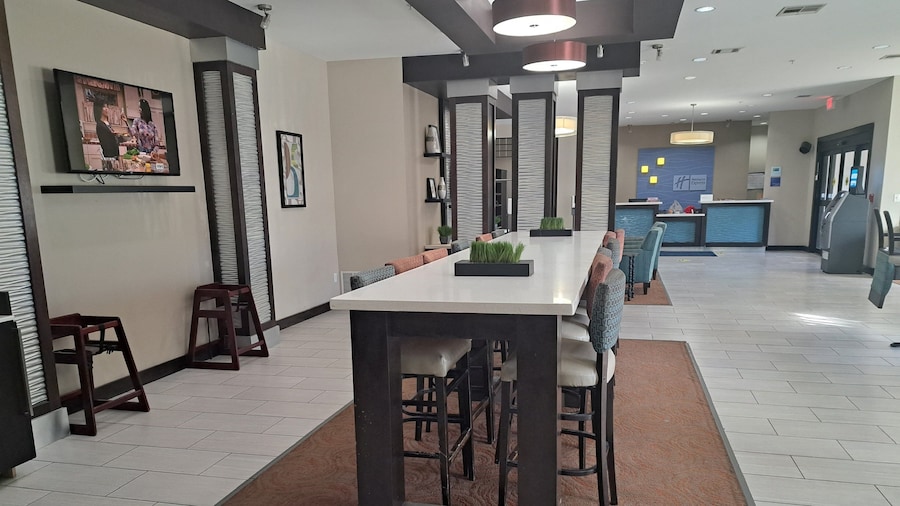 Holiday Inn Express Kenedy by IHG