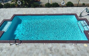 Outdoor pool - Holiday Inn Express Kenedy by IHG (Kenedy)