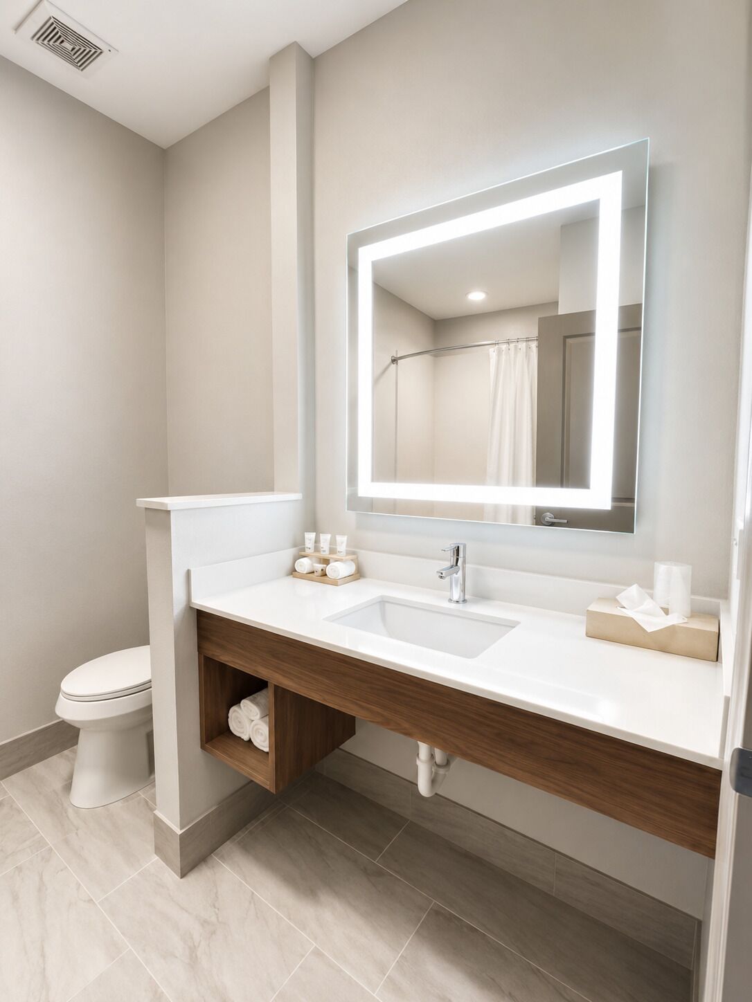 Habitación estándar, 1 cama de matrimonio grande | Baño | Ducha y bañera combinadas y cabezal de ducha tipo lluvia