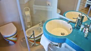 Doppia Deluxe, vista mare | Bagno | Doccia, soffione a pioggia, set di cortesia gratuito, asciugacapelli