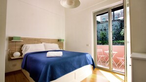 Een slaapkamer met een bed, een raam en uitzicht op de omgeving.