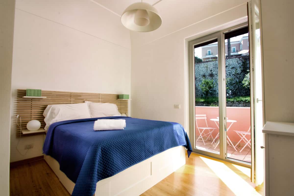 Standaard tweepersoonskamer, uitzicht op tuin | Lakens van Egyptisch katoen, een minibar, een kluis op de kamer