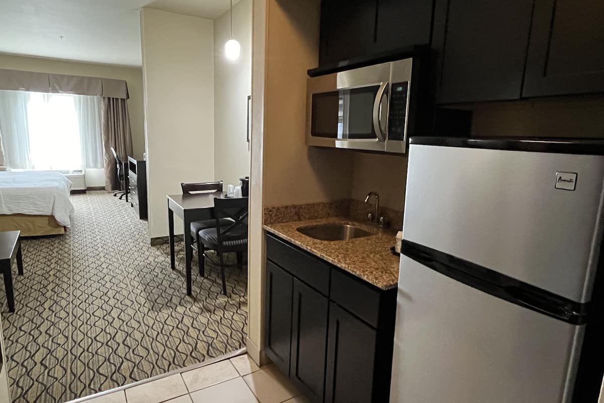 suite, 1 king bed | desk, blackout curtains, iron/ironing board, free cots/infant beds