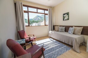 Rideaux d’obscurcissement, accès au Wi-Fi (inclus), literie fournie