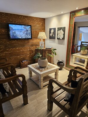 Téléviseur à écran plat de 32 po avec télévision par câble