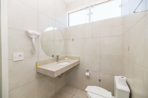 Rom – executive | Bad | Dusj, toalettartikler (inkludert), hårføner og håndklær