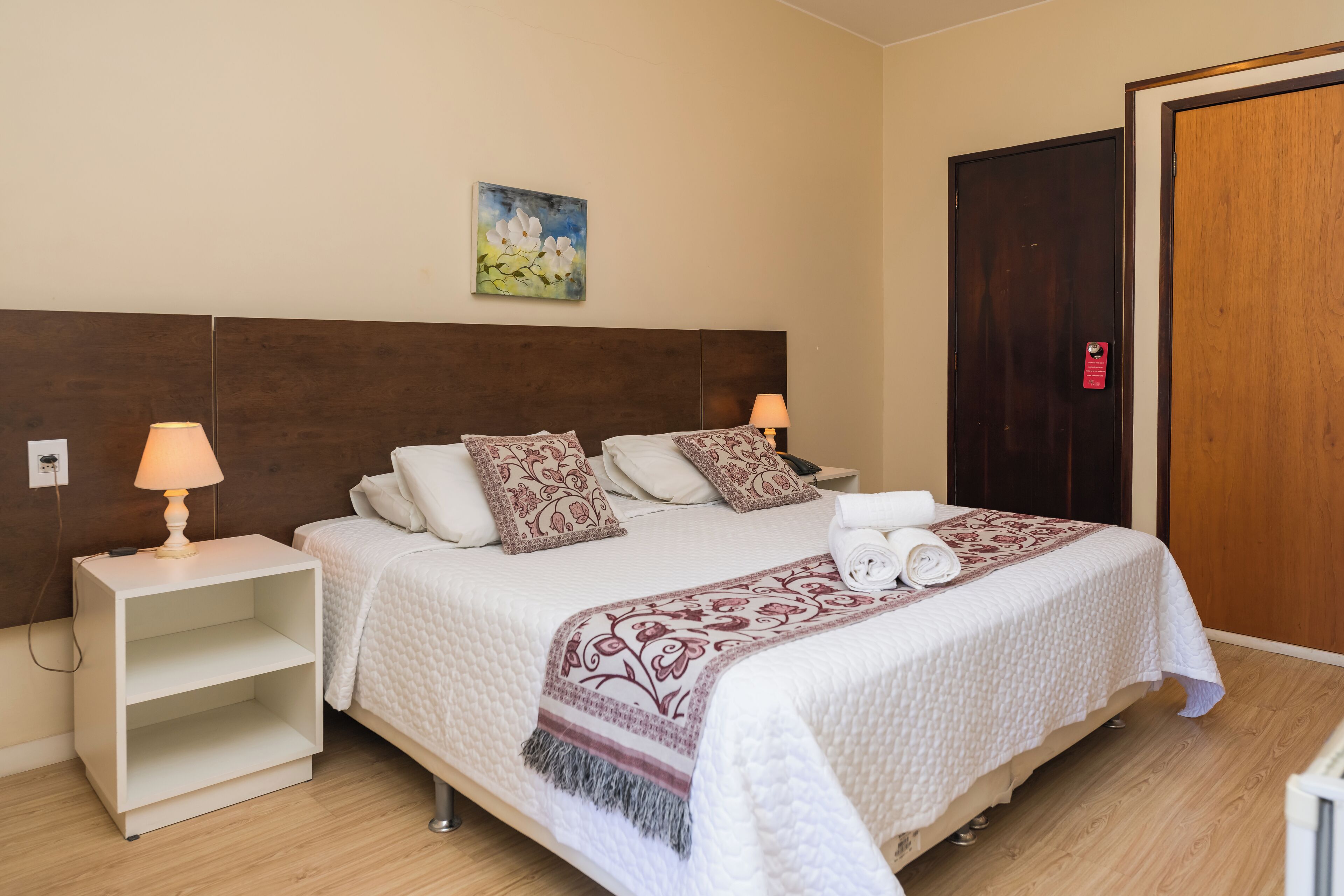 Cortinas blackout, wifi gratis y ropa de cama 