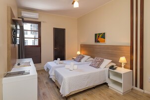 Cortinas blackout, cunas, wifi gratis y ropa de cama