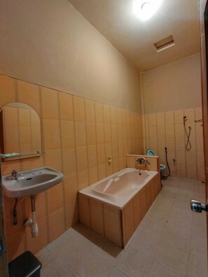 Ducha, artículos de higiene personal gratuitos y toallas