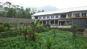 A two-story building with a flat roof and a balcony on the upper floor. - Hotel Nadia Bromo (Sukapura)
